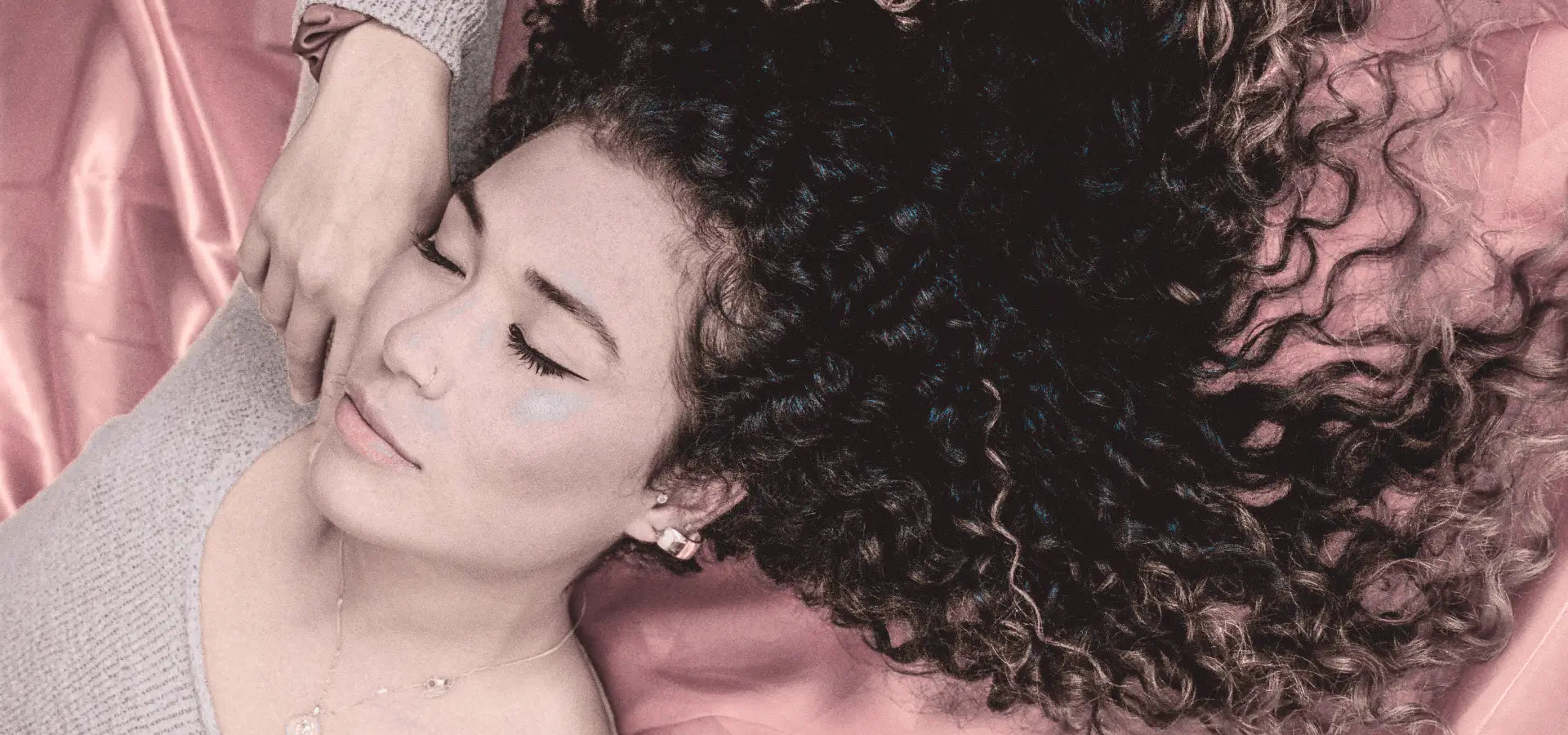 Kvinna med vågigt och definierat hår skapat med Locktång